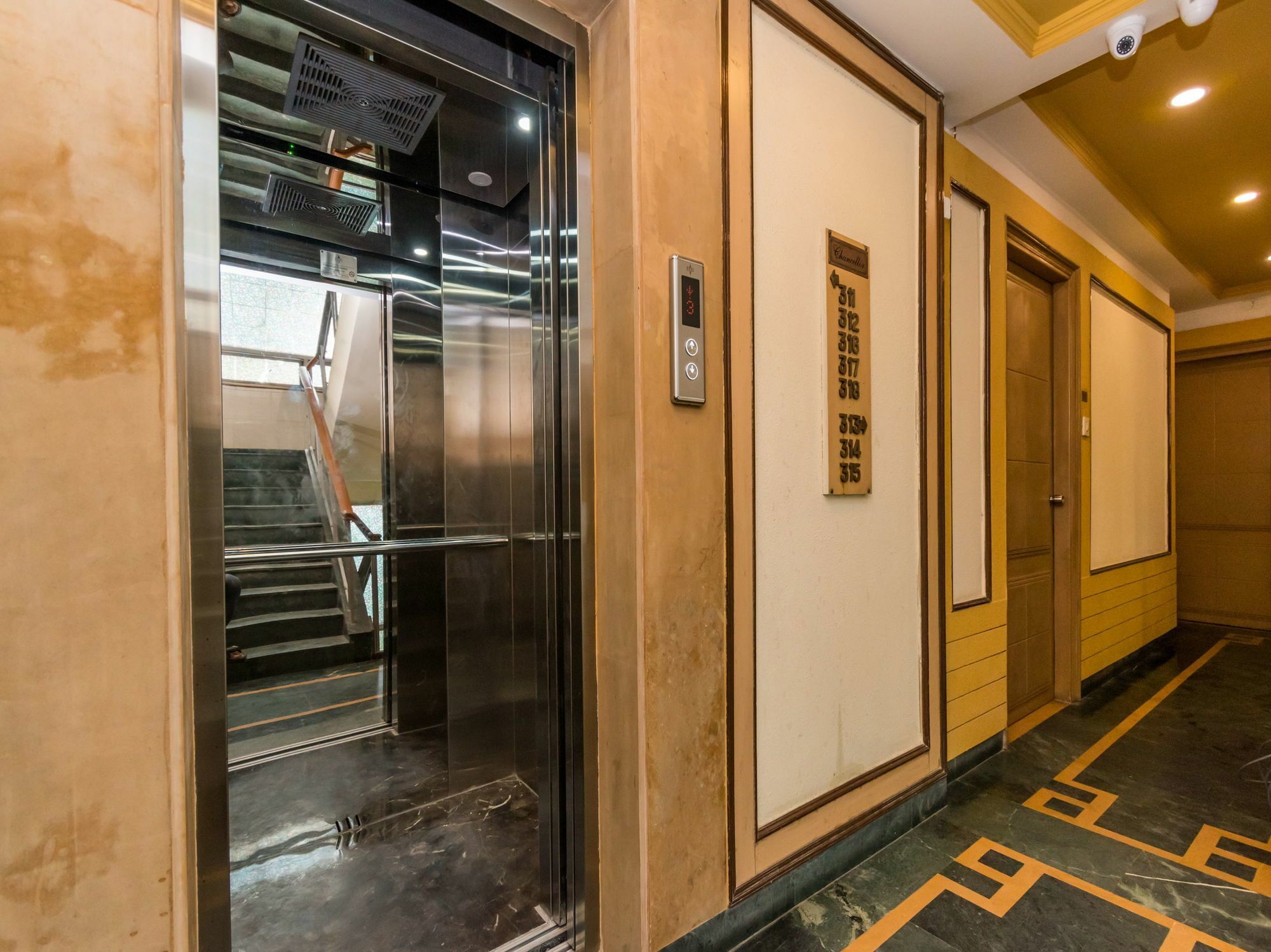Kings Crown Vip Road Hotell Calcutta Exteriör bild
